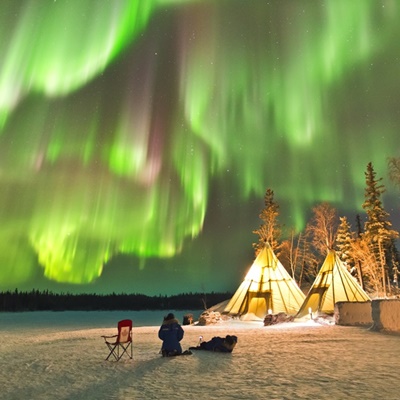 Link zur Beschreibung des astronomischen Programms „Auroras - Geheimnisvolle Lichter des Nordens“ für Erwachsene und Kinder ab ca. 10 Jahre – Das Bild zeigt eine nächtliche Winterlandschaft im Norden Kanadas, über der Polarlichter zu sehen sind.