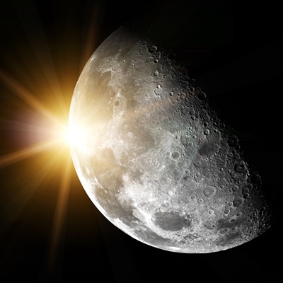 Link zur Beschreibung des astronomischen Programms „Faszination Mond“ für Erwachsene und Kinder ab ca. 10 Jahre – Das Bild zeigt den Mond, der etwa zur Hälfte sichtbar ist. An seinem linken Rand blitzt die Sonne hervor (künstlerische Darstellung).