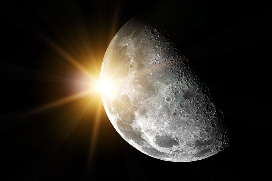 Das Bild zeigt den Mond, der etwa zur Hälfte sichtbar ist. An seinem linken Rand blitzt die Sonne hervor (künstlerische Darstellung).