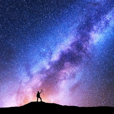 Link zur Beschreibung des astronomischen Programms „Galaxis - Reise durch die Milchstraße“ für Erwachsene und Kinder ab ca. 10 Jahre – Das Bild zeigt eine Person auf einer Anhöhe, die auf das Band der Milchstraße zeigt (künstlerische Darstellung).