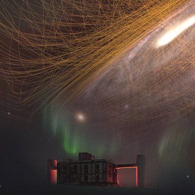 Link zum astronomischen Programm „Unser exotisches Universum“ für Erwachsene und Kinder ab 14 Jahre – Die künstlerische Darstellung zeigt das Neutrino-Observatorium IceCube und eine Galaxie. Darüber gezeichnete Linien zeigen den Verlauf von Magnetfeldern.