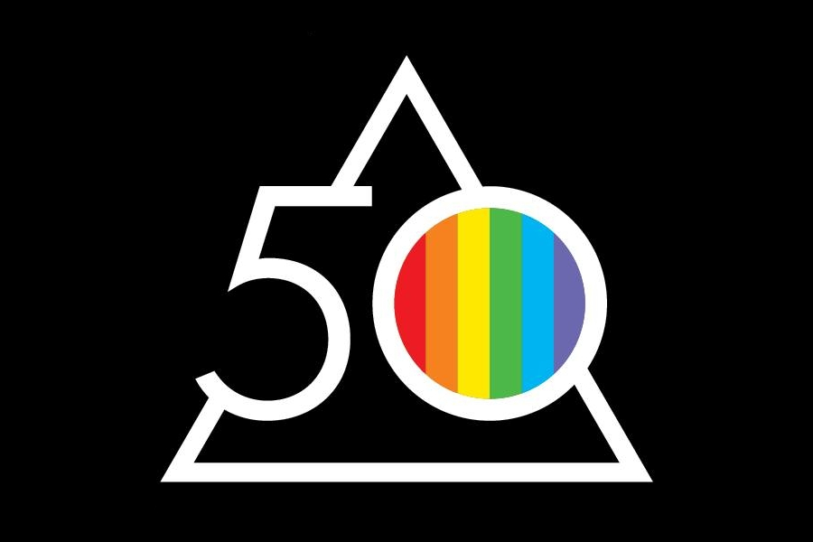 Das Bild zeigt das Logo anlässlich des 50-jährigen Jubiläums von „Dark Side of the Moon“ von Pink Floyd: die Zahl 50 vor einem Dreieck in weiß auf schwarzem Hintergrund. Die Ziffer 0 ist mit vertikalen Streifen in den Farben des Regenbogens ausgemalt.