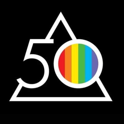 Link zur Beschreibung der Musikshow „Pink Floyd - The Dark Side of The Moon Planetarium Experience“ - Das Bild zeigt die Zahl 50 vor einem Dreieck in weiß auf schwarzem Hintergrund. Die Ziffer 0 ist mit den Regenbogenfarben ausgemalt.